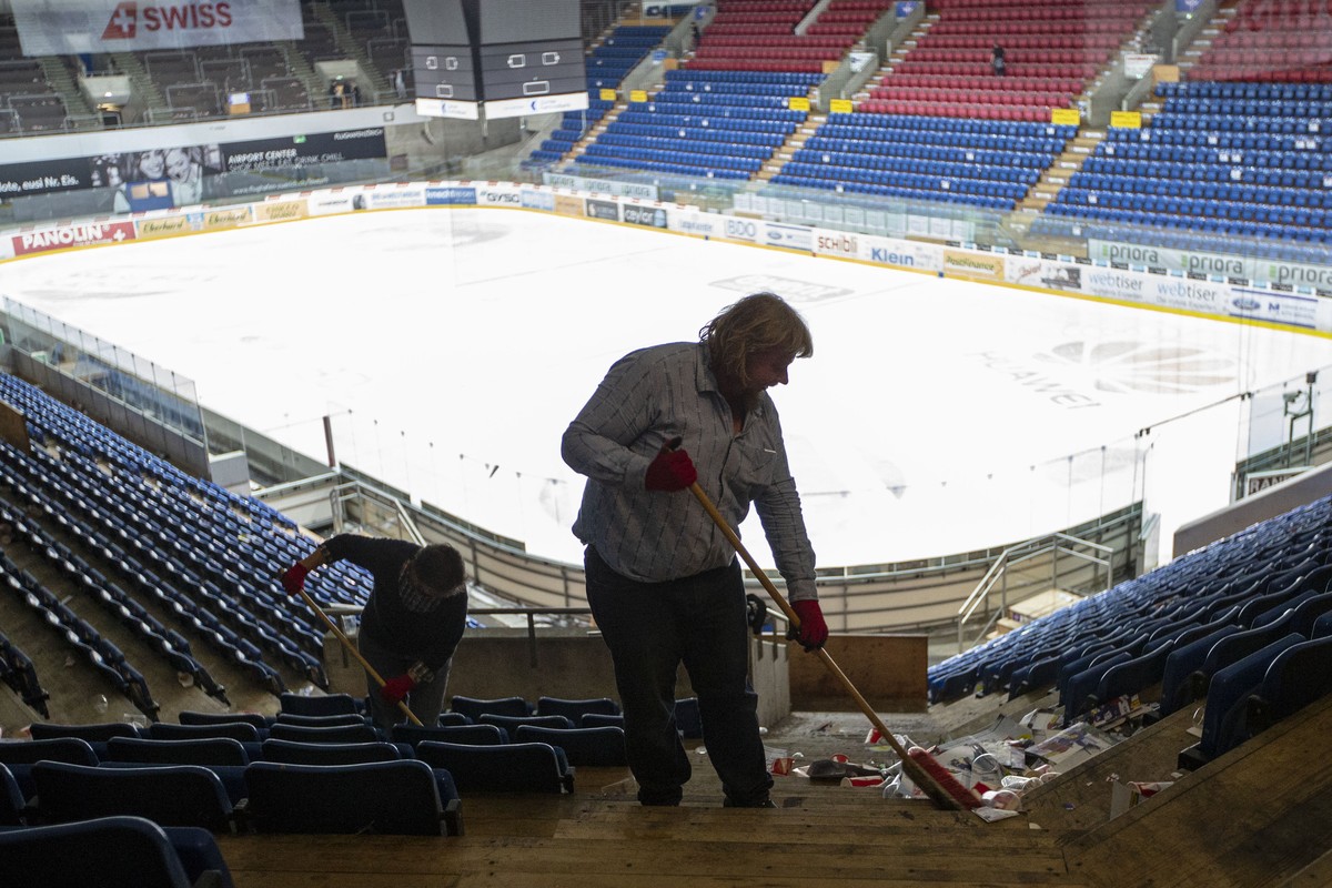 Ein Mann wischt mit einem Besen den Muell zusammen in den Zuschauerraengen nach dem dritten Eishockey Spiel der Ligaqualifikation der National League zwischen dem EHC Kloten und dem SC Rapperswil-Jona ...
