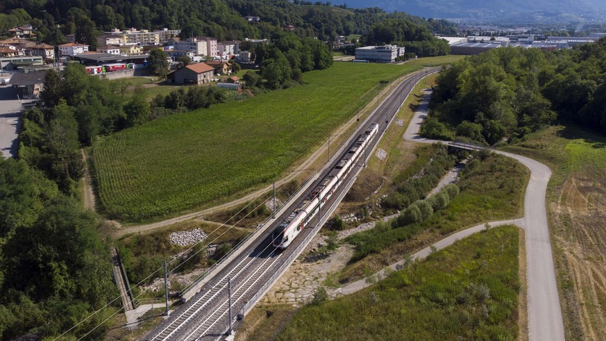 Der Zug Tilo der SBB faehrt in Richtung Flughafen Mailand Malpensa am Dienstag, 30. Juli 2019. Die neue Bahnverbindung von Stabio zum Mailaender Flughafen Malpensa ist seit dem 10. Juni 2018 in Betrie ...