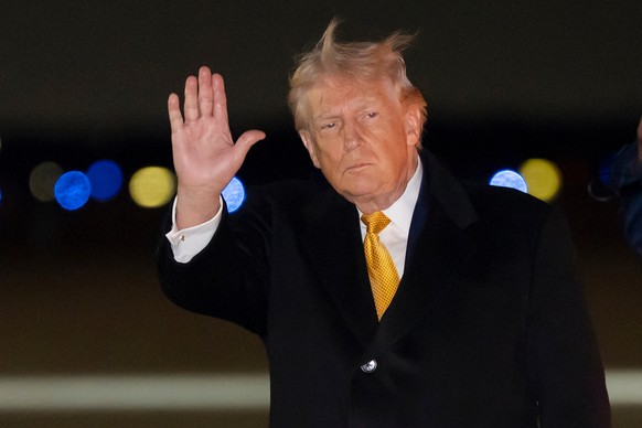 President Donald Trump waves as he arrives on Air Force One, Sunday, Jan. 4, 2026, at Joint Base Andrews, Md. (AP Photo/Alex Brandon)
Donald Trump
