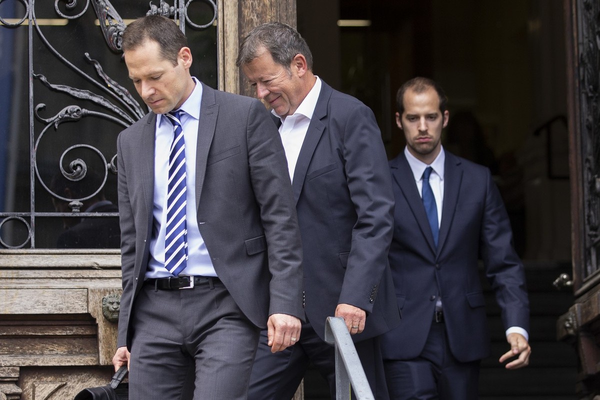 Der Reeder Hansjuerg Grunder, Mitte, verlaesst nach der ersten Gerichtsverhandlung das Amthaus in Bern, am Montag, 22. Juni 2020. Grunder war der Chef der Swiss-Cargo-Line- und Swiss-Chem-Tankers-Schi ...