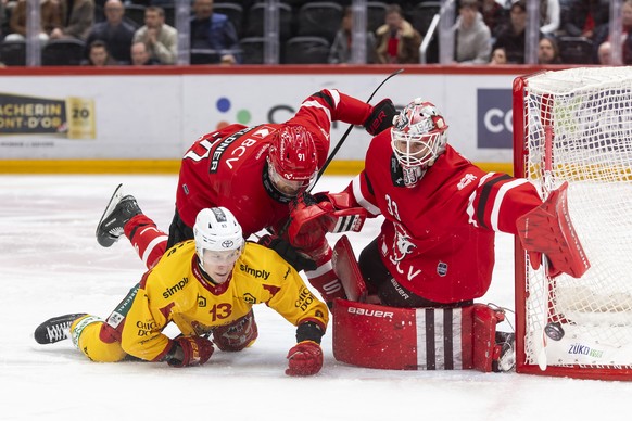 Oskars Lapinskis (SCL), gauche, lutte pour le puck avec Fabian Heldner (LHC), centre et le gardien Kevin Pasche (LHC), droite, lors du cinquieme match des Play-off des quarts de finale du championnat  ...