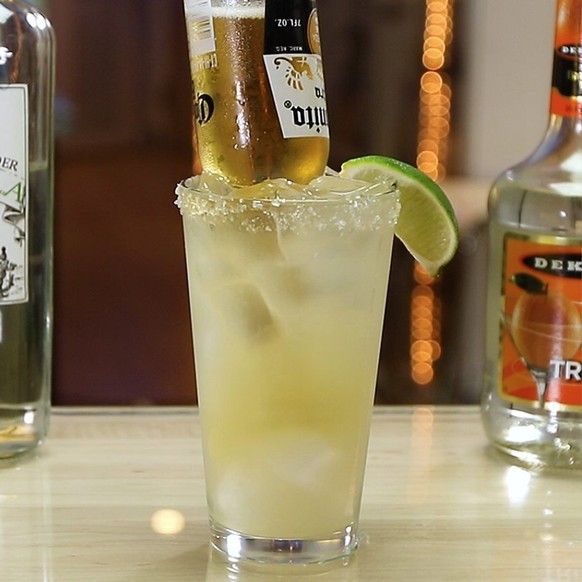 coronarita cocktail mexican car crash mexican bulldog cocktail trinken bier drinks alkohol tequila margarita https://tipsybartender.com/recipe/coronarita/