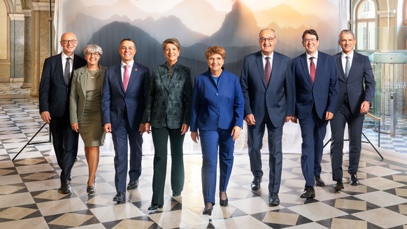 Das offizielle Bundesratsfoto 2024. Fotografiert im Bundeshaus Ost.
Das Bildkonzept wurde entwickelt von der Fotografin Sina Guntern, dabei war das Motto wie folgt von der anstehenden Bundespräsidenti ...