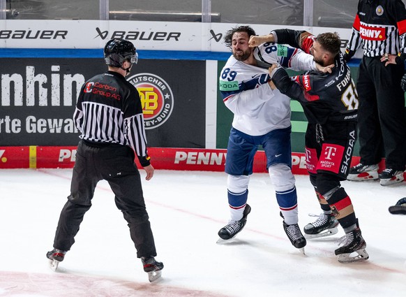 Faustkampf zwischen Alex Tuch Team USA, 89 und Tobias Fohrler Deutschland, 88. Fuer beide war das Spiel danach beendet. GER, Deutschland vs. USA, Eishockey, Testspiel, WM-Vorbereitung 2023, 09.05.2023 ...