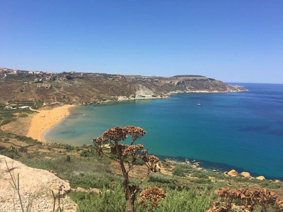 Der rote Sandstrand der Ramla Bay.