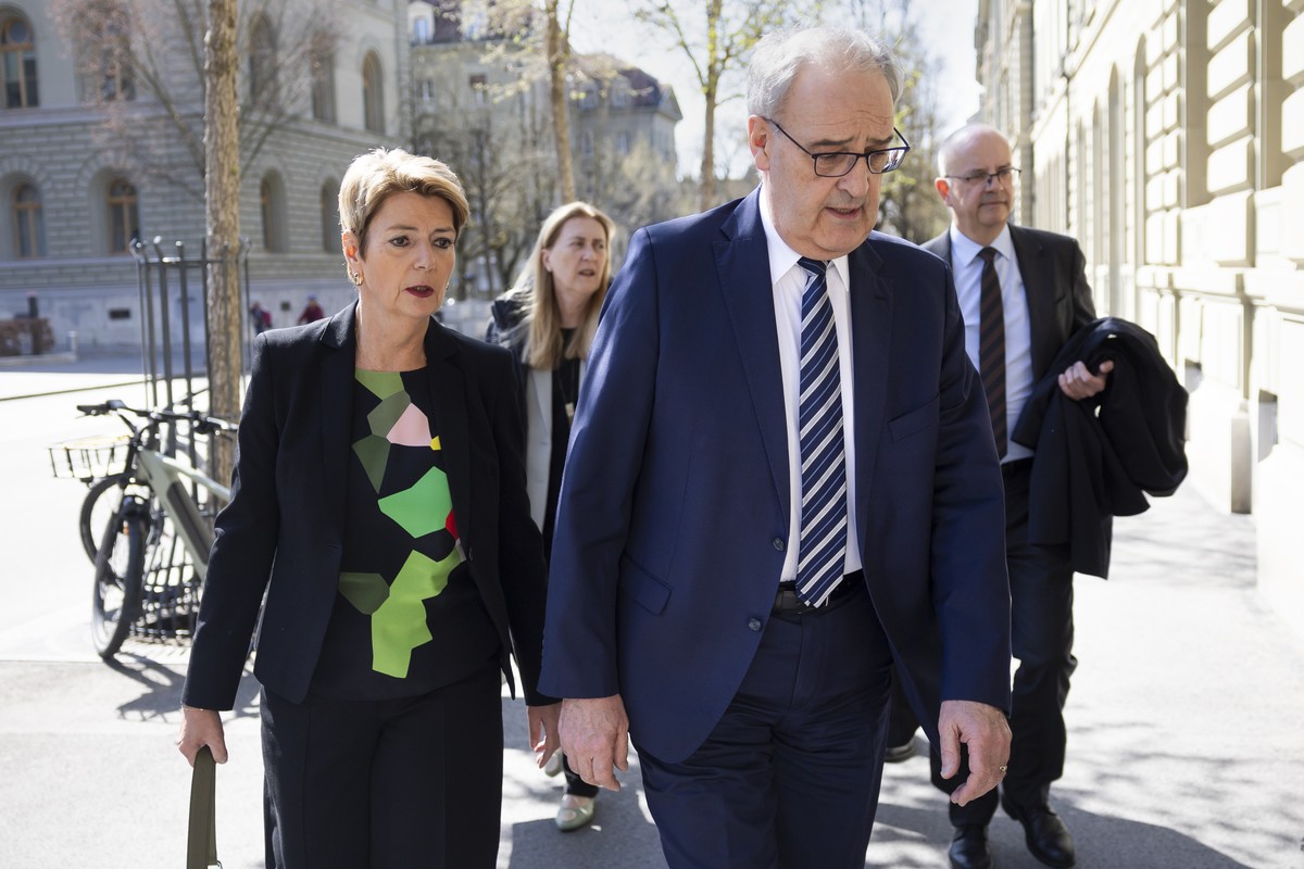 epa12007482 Swiss Federal President Karin Keller-Sutter (L) and Federal Councillor Guy Parmelin arrive for a press conference on the new import tariffs into the US, in Bern, Switzerland, 03 April 2025 ...
