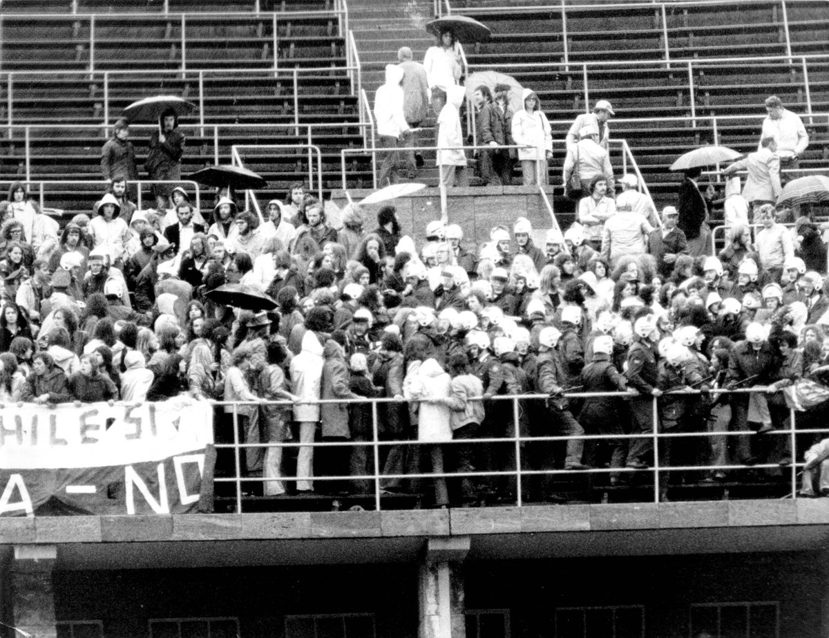Fussballweltmeisterschaft in Deutschland 1. Finalrunde Gruppe 1 Chile - DDR 1:1 0:0 U.B.z. Demonstranten, die von der Polizei zurueckgedraengt werden. 18.06.1974 Berlin Olympiastadion - Deutschland ** ...