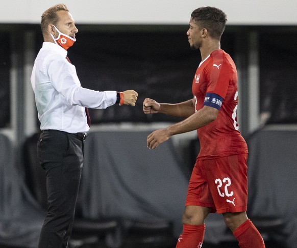 Switzerland&#039;s head coach Mauro Lustrinelli, from left, reacts with Kevin Rueegg and Jasper Van Der Werff during a qualification soccer match for the European Under 21 Championship between Switzer ...