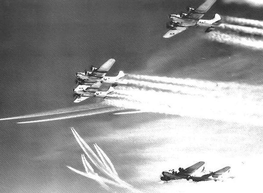 Zum Thema Chemtrails: US-Bomber über Österreich, 1944. Kondensstreifen waren schon damals in großer Zahl am Himmel zu sehen.