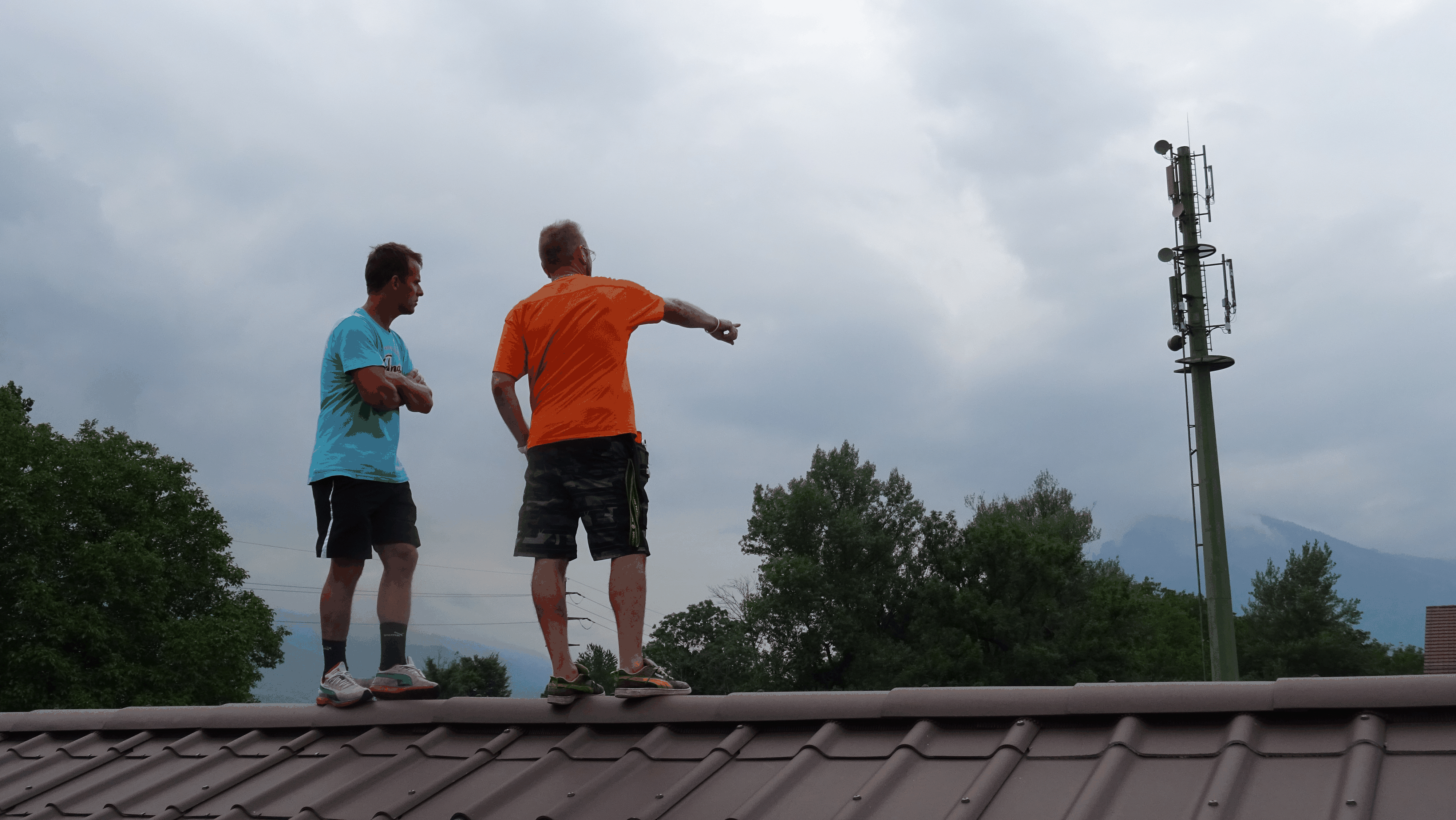 Die Gastgeber aus Bad Ragaz sorgen sich auf ihrem Aussichtspunkt um den schönen Rasen.