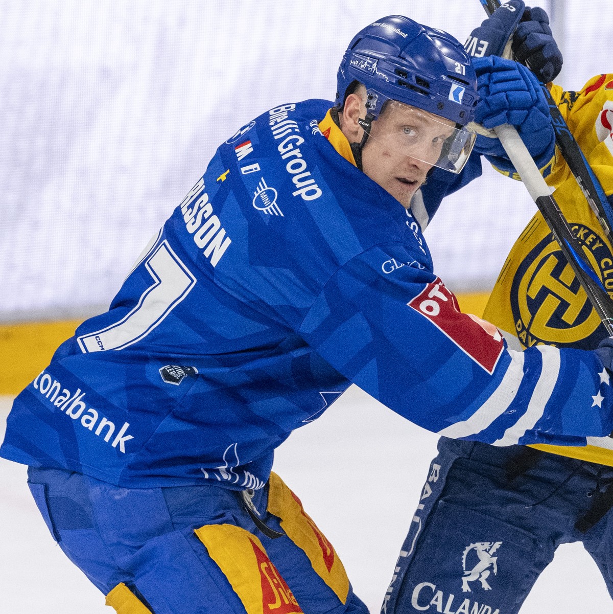 Gabriel Carlsson, links, von Zug im Spiel gegen Simon Ryfors, rechts, von Davos beim Eishockey Playoff Viertelfinalspiel, Spiel 1 der National League zwischen dem EV Zug und dem HC Davos am Freitag, 1 ...