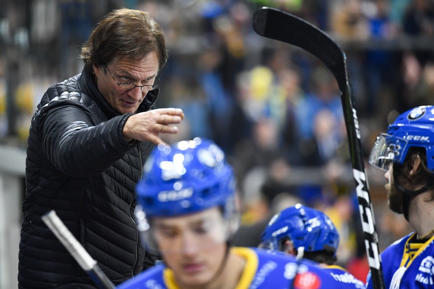 Davos Cheftrainer Arno Del Curto beim Eishockey-Qualifikationsspiel der National League A zwischen dem HC Davos und dem Lausanne HC, am Freitag, 14. Oktober 2016, in der Vaillant Arena in Davos. (KEYS ...