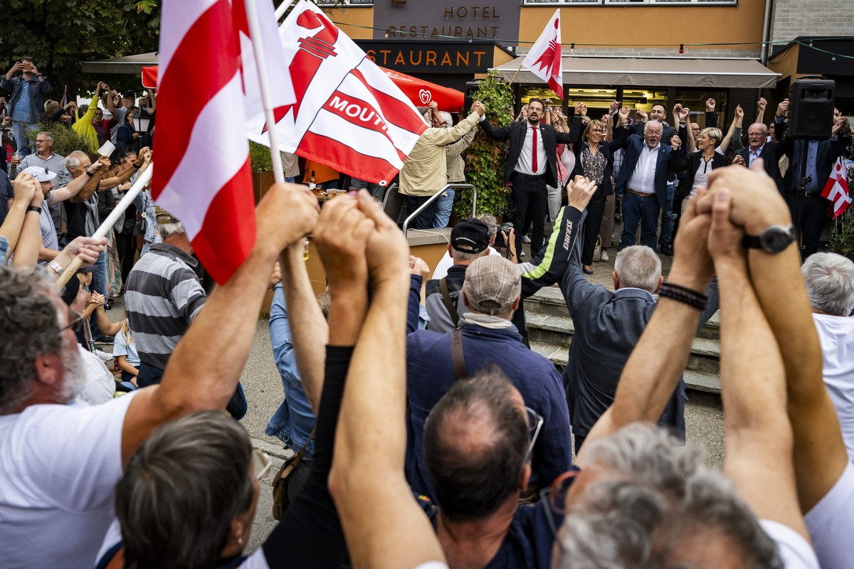 Les politiciens jurassiens avec depuis la gauche, Martial Courtet, Nathalie Barthoulot, Laurent Coste, Rosalie Beuret Siess et Pierre-Andre Comte, reagissent en chantant La Rauracienne, a l'occas ...