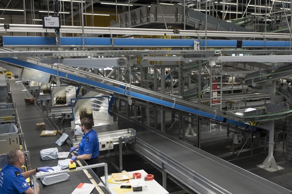 Mitarbeiter des Bundesamt fuer Zoll und Grenzsicherheit ueberpruefen Import-Sendungen des Online-Handels anlaesslich einer Schwerpunktkontrolle im Briefzentrum Muelligen aufgenommen am Freitag 7. Nove ...