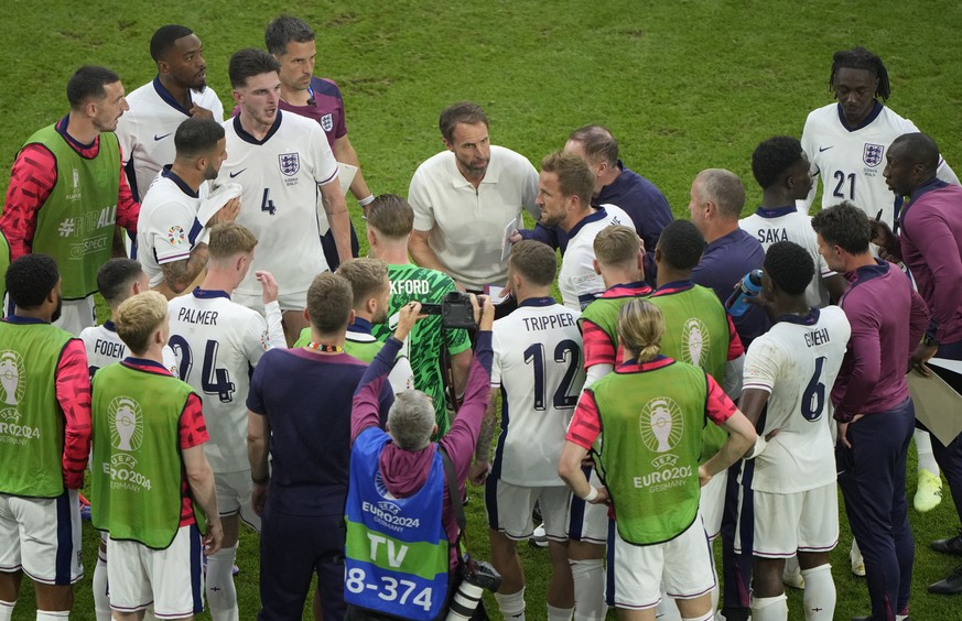 England&#039;s manager Gareth Southgate, top centre, speaks with his players before extra time during a round of sixteen match between England and Slovakia at the Euro 2024 soccer tournament in Gelsen ...