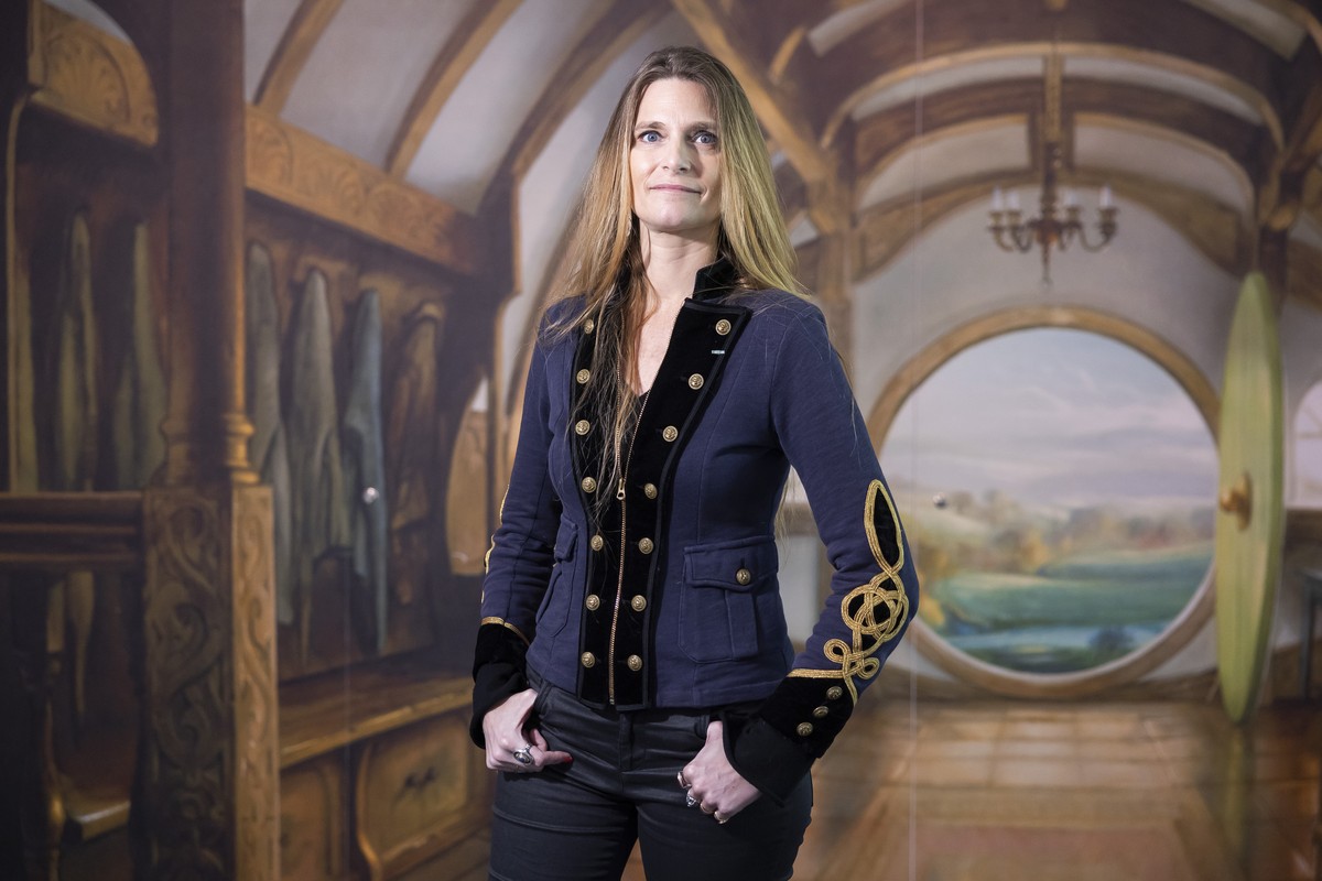 Diane Launier, directrice de la Tour du Fantastique pose pour le photographe lors de l'exposition inaugurale "Voyage dans les mondes de John Howe" ce lundi 15 decembre 2025 a la Tour du ...