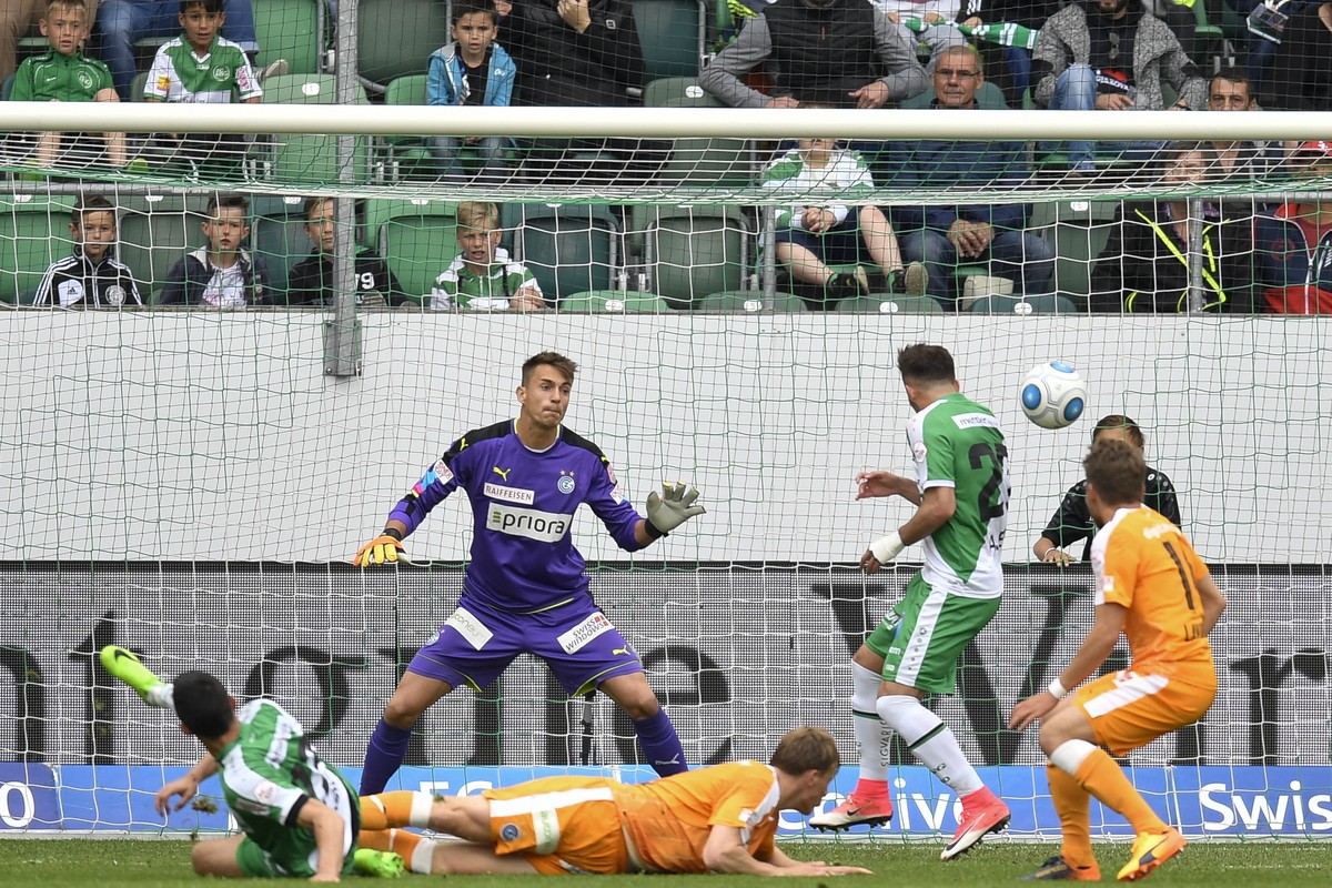 St. Gallen's Danijel Aleksic, links, trifft zum 1-1 gegen GCs Torhueter Joel Mall, im Fussball Super League Spiel zwischen dem FC St. Gallen und dem Grasshopper Club Zuerich, am Sonntag, 21. Mai  ...