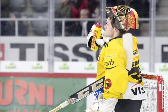 Berns Goalie Leonardo Genoni waehrend dem Eishockeyspiel der National League zwischen dem EHC Biel und dem SC Bern, am Samstag 13. Januar 2018, in der Tissot Arena in Biel. (KEYSTONE/Marcel Bieri)