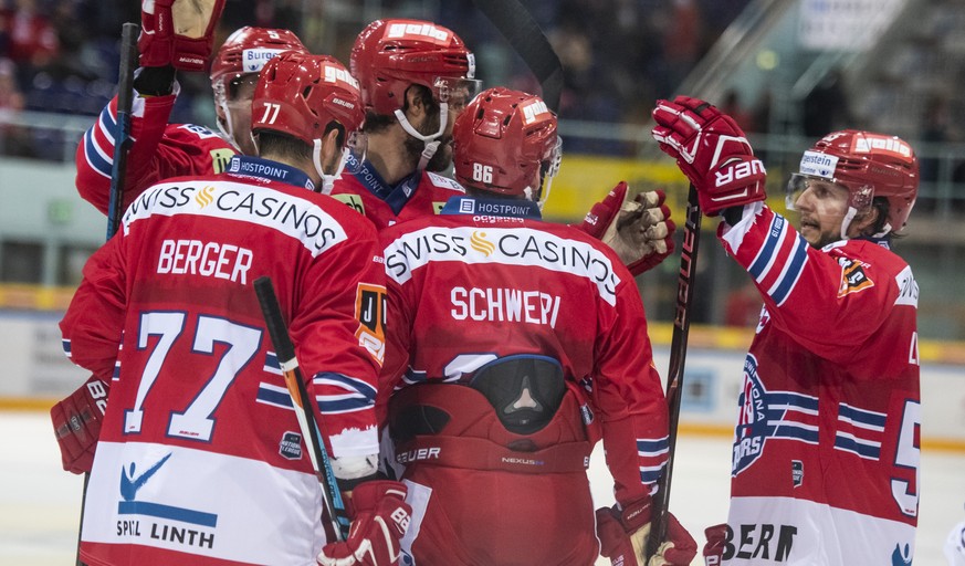 Die Rapperswiler jubeln nach dem 1-2 Anschlusstor, SC Rapperswil-Jona Lakers Stuermer Sven Lindemann, rechts, im Eishockey Meisterschaftsspiel der National League zwischen den Rapperswil-Jona Lakers u ...