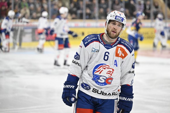 Zuerichs Yannick Weber nach einem Gegentreffer beim Eishockey Spiel der National League zwischen dem HC Davos und den ZSC Lions, am Samstag, 2. Maerz 2024, im Eisstadion in Davos. (KEYSTONE/Gian Ehren ...