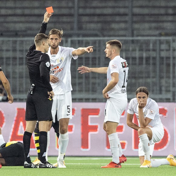 Schiedsrichter Urs Schnyder, links, zeigt Zuerichs Hekuran Kryeziu, kniend rechts, die rote Karte, Lasse Sobiech, Mitte, und Toni Domgjoni sind konsterniert, im Fussball Meisterschaftsspiel der Super  ...