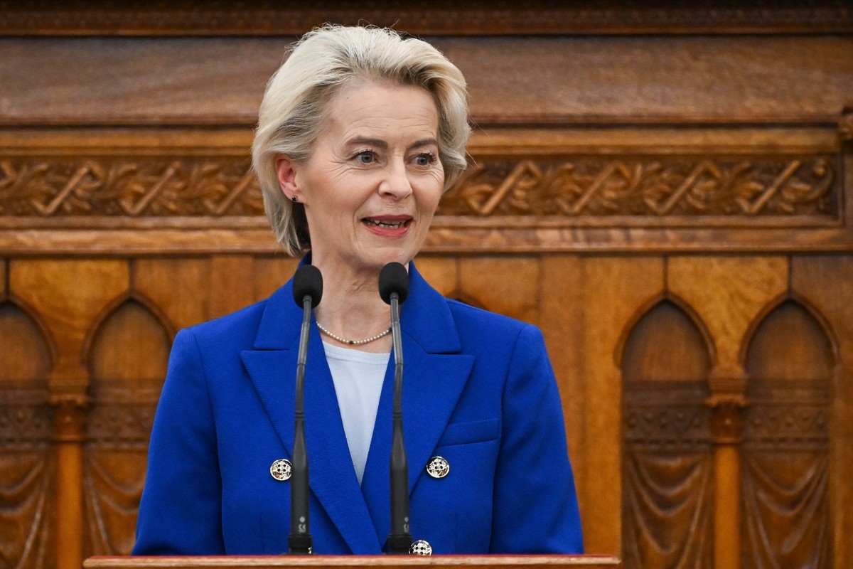 epa13325426 European Commission President Ursula von der Leyen speaks during the commemoration of the 70th anniversary of the outbreak of the Hungarian Revolution and Freedom Fight of 1956 against Sov ...