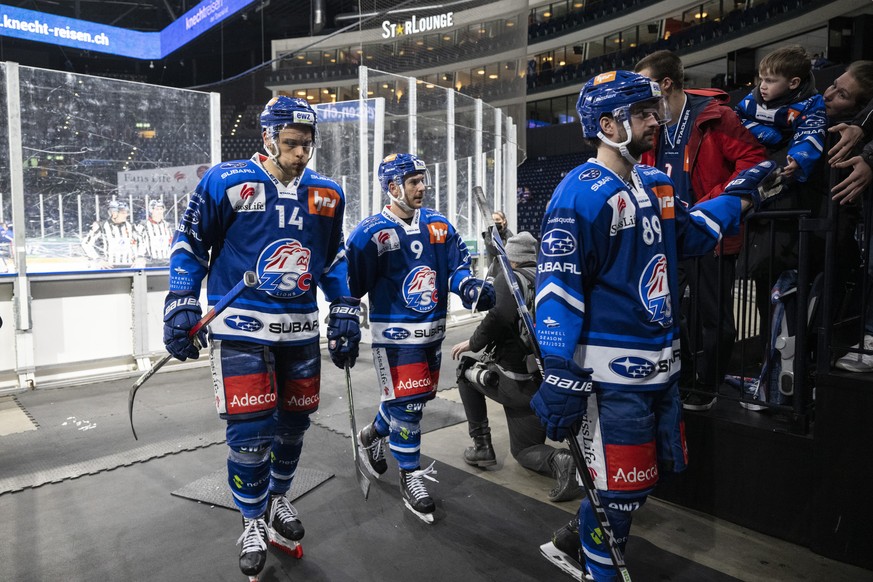 Zuerichs Chris Baltisberger, links, und Garrett Roe verlassen enttaeuscht das Eis nach dem Eishockey Playoff-Viertelfinalspiel der National League zwischen den ZSC Lions und EHC Biel-Bienne am Donners ...