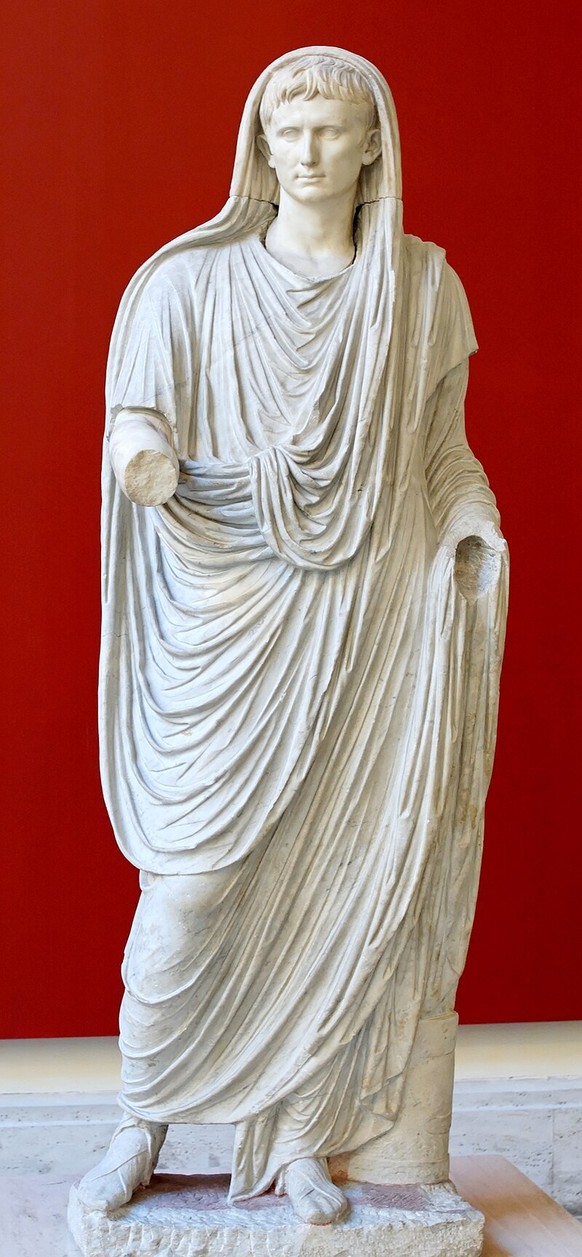 Augustus mit einer toga capite velato (Toga mit bedecktem Kopf), mit der man Opferhandlungen begehen konnte. Die kleine Schlaufe auf Taillenhöhe bildet den Umbo, der als Tasche dient. Ca. 12 v. Chr.