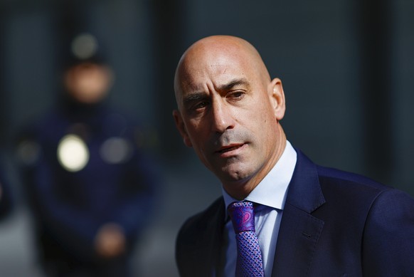 epaselect epa11347211 Luis Rubiales, former president of the Spanish Soccer Federation (RFEF), speaks to media as he leaves Spain&#039;s National Court in Madrid, Spain, 17 May 2024. Rubiales was summ ...