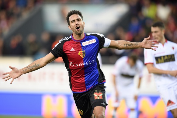 Le joueur balois Matias Delgado, gauche, celebre le premier but balois lors de la rencontre de football de Super League entre le FC Sion et le FC Bale ce dimanche, 27 novembre 2016 au stade de Tourbil ...