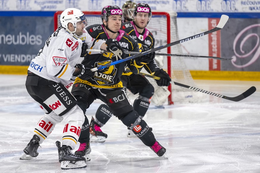 Luganos John Quenneville, links, gegen Ajoies Dmytro Timashov, rechts, im Eishockey-Qualifikationsspiel der National League zwischen dem HC Ajoie und dem HC Lugano in der Raiffeisen Arena in Porrentru ...