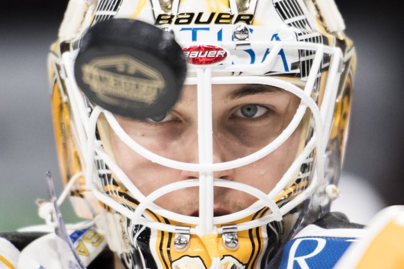 HC Lugano Torhueter Elvis Merzlikins haelt den Puck im fuenften Playoff-Viertelfinalspiel der National League A zwischen den ZSC Lions und dem HC Lugano am Dienstag, 14. Maerz 2017, im Hallenstadion i ...