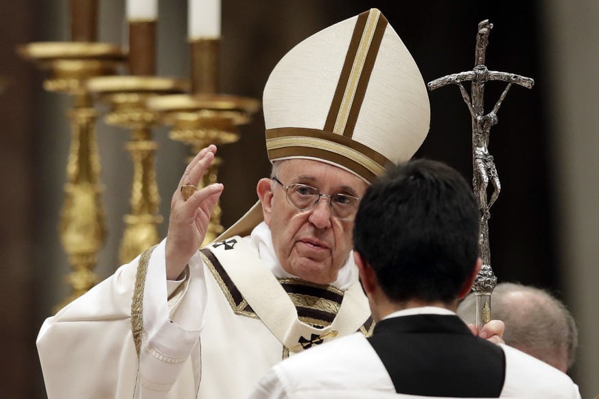 Pope Francis delivers a blessing at the end of the Christmas Eve Mass in St. Peter&#039;s Basilica at the Vatican, Sunday, Dec. 24, 2017. (AP Photo/Alessandra Tarantino)