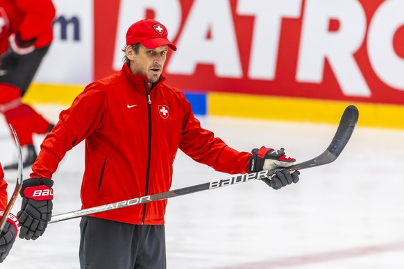 Patrick Fischer, head coach of Switzerland national ice hockey team, looks his players, during a Switzerland team training session at the IIHF 2025 World Championship, at the Kvik Hockey Arena, in Her ...