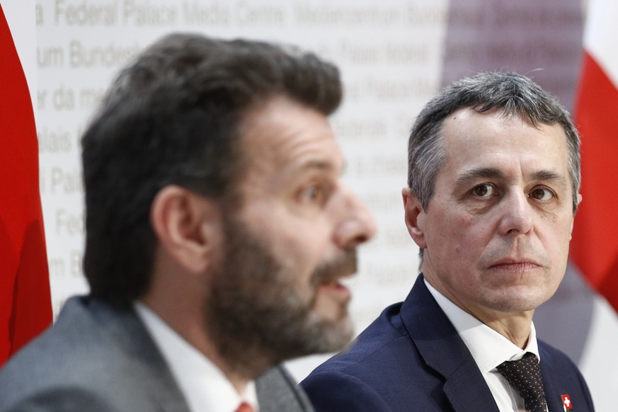 Staatssekretaer Roberto Balzaretti, links, spricht an der Seite von Bundesrat Ignazio Cassis waehrend einer Medienkonferenz, am Freitag, 7. Dezember 2018 in Bern. Der Bundesrat informierte ueber das R ...