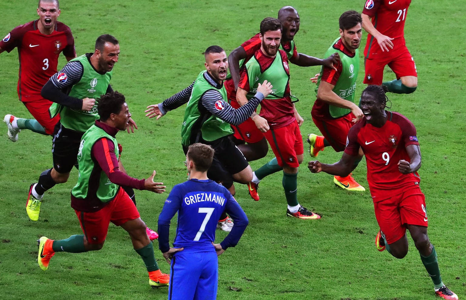 Die Portugiesen feiern Siegtorschütze Éder, Frankreichs Antoine Griezmann ist fassungslos.