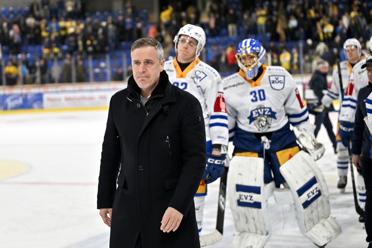 Der Zuger Head Coach Dan Tangnes (EVZ) geht geschlagen und ausgeschieden im viertel Finale vom Eis, beim vierten Eishockey Playoff Viertelfinalspiel der National League zwischen dem HC Davos und dem E ...