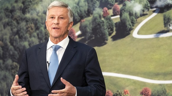 Rolf Doerig, Verwaltungsratspraesident Swiss Life, spricht an der Medienkonferenz ueber die Eroeffnung des