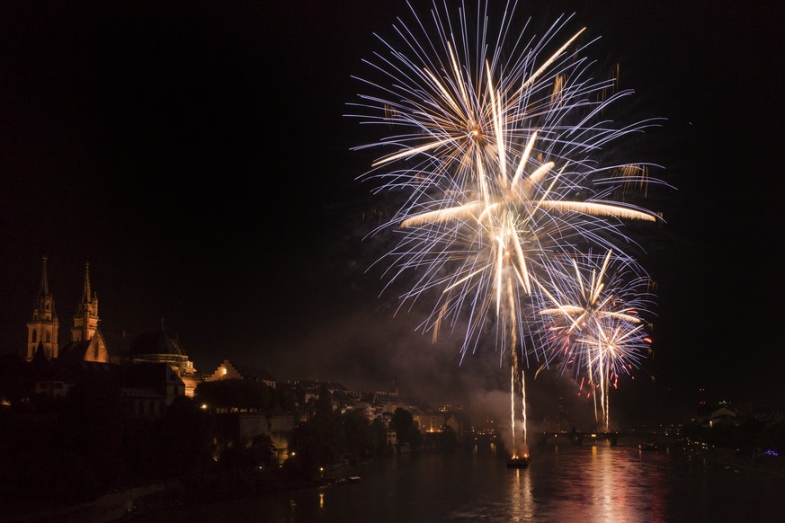 Ein Feuerwerk erhellt den Himmel ueber dem Rhein am Vorabend des Nationalfeiertages in Basel am Montag, 31. Juli 2017. (KEYSTONE/Georgios Kefalas)