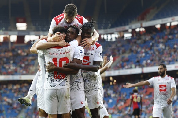 Lausannes Mergim Qarri, vorne, jubelt nach seinem Tor zum 0-3 mit seinen Teamkollegen im Super League Spiel zwischen dem FC Basel 1893 und dem FC Stade Lausanne Ouchy, SLO, im Stadion St. Jakob-Park i ...