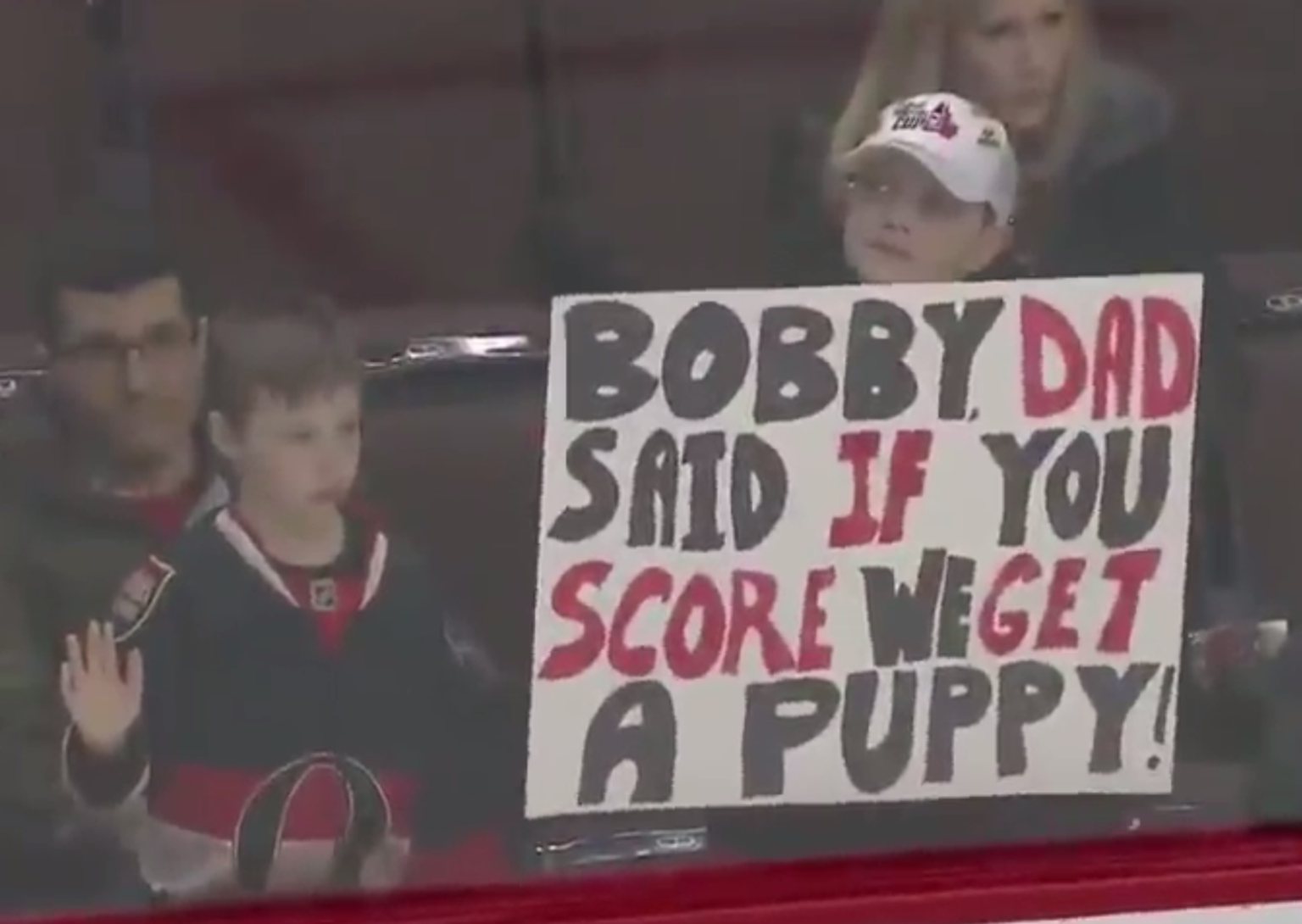 Bobby Ryan erfüllt den Wunsch von diesen beiden Kindern.&nbsp;