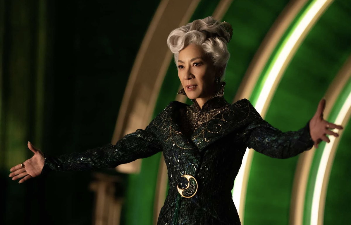Michelle Yeoh apporte un peu de profondeur au film.
