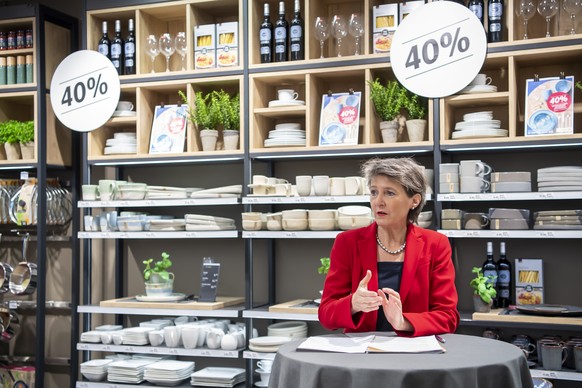 La conseillere federale Simonetta Sommaruga, s&#039;exprime devant la presse, apres avoir rencontre des employees de magasins pour discuter avec eux, lors d&#039;une visite rencontre avec des vendeuse ...