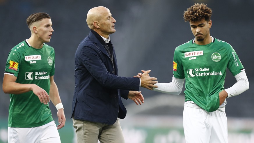 St.Gallens Trainer Peter Zeidler und seine Spieler Yannis Letard, rechts, und Ermedin Demirovic, auf dem Weg in die Kabine, im Super League Spiel zwischen dem BSC Young Boys Bern und dem FC St. Gallen ...