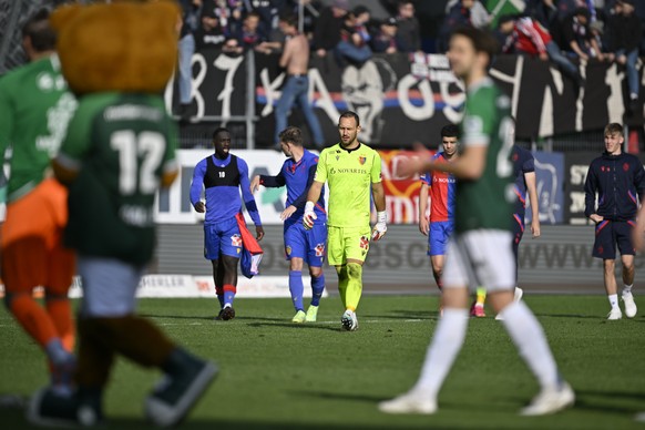 Geschlagene Basler, im Fussball Super League Spiel zwischen dem FC St. Gallen und dem FC Basel, am Sonntag, 14. Maio 2023, im Kybunpark in St. Gallen. (KEYSTONE/Gian Ehrenzeller)