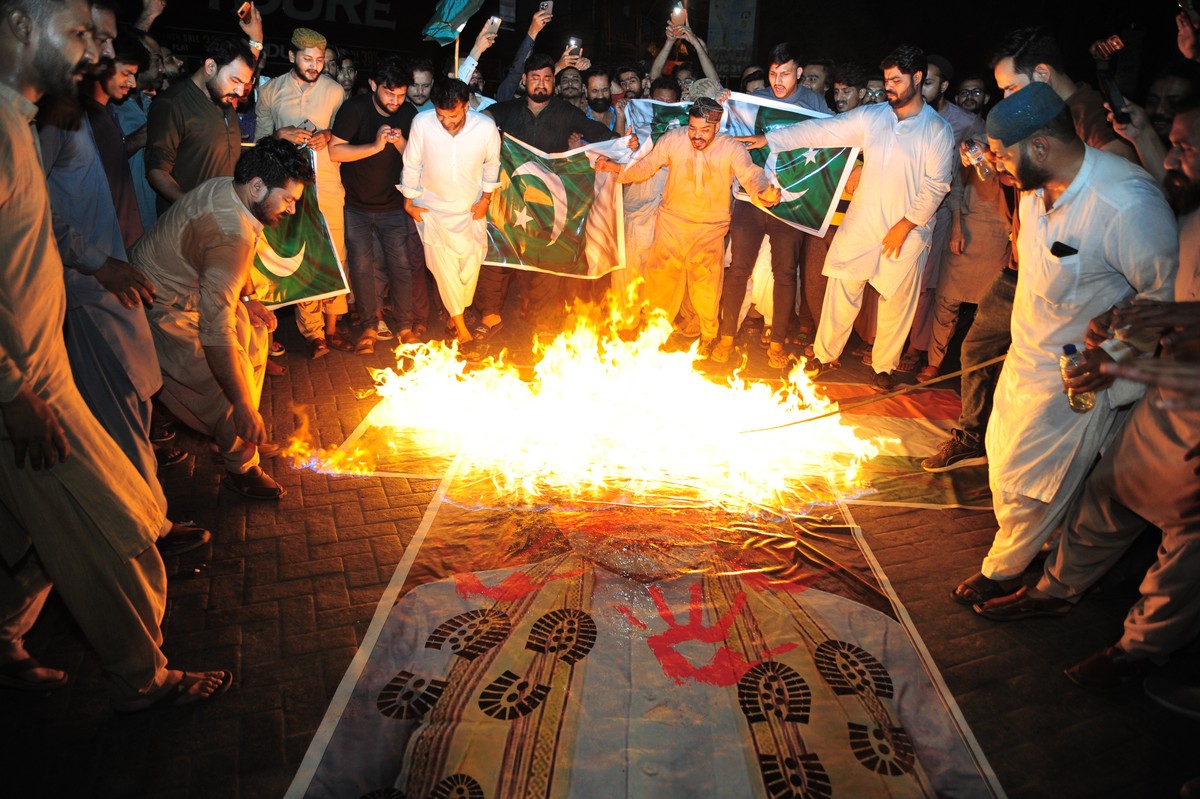 epa12078880 People burn a portrait of Indian Prime Minister Narendra Modi after India launched missile strikes in Pakistan, in Hyderabad, Pakistan, 07 May 2025. EPA/NADEEM KHAWER