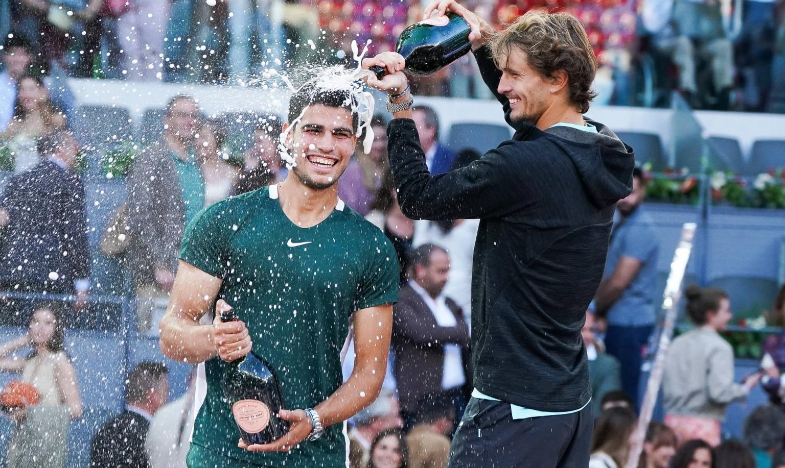 Madrid-Sieger Alcaraz kriegt von Zverev eine Champagner-Dusche verpasst.