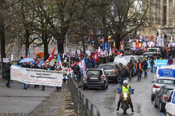 Les fonctionnaires manifestent dans les rues de la ville, lors de la greve de la fonction publique a l&#039;appel du Cartel intersyndical, ce jeudi 14 decembre 2017 a Geneve. (KEYSTONE/Martial Trezzin ...