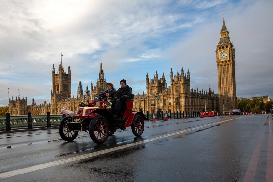RAC London to Brighton Veteran Car Run - 02 Nov 2025 A veteran car drives over Westminster Bridge with the House s of Parliament and Big Ben in the background. The annual RAC London to Brighton Vetera ...