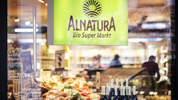 Das Logo einer Alnatura Filiale, aufgenommen am Dienstag, 25. Februar 2025 in Zuerich. Die Migros setzt ihre Konzentration aufs Kerngeschaeft fort. Der Detailhaendler verkauft ihre Moebelhaendlerin Mi ...